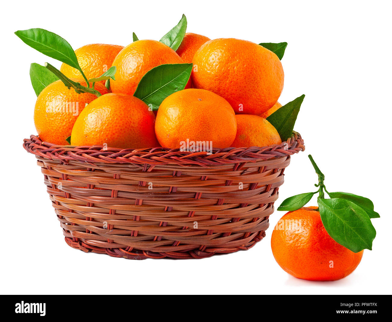 Organisch reif Mandarinen im Warenkorb auf weißem Hintergrund Stockfoto