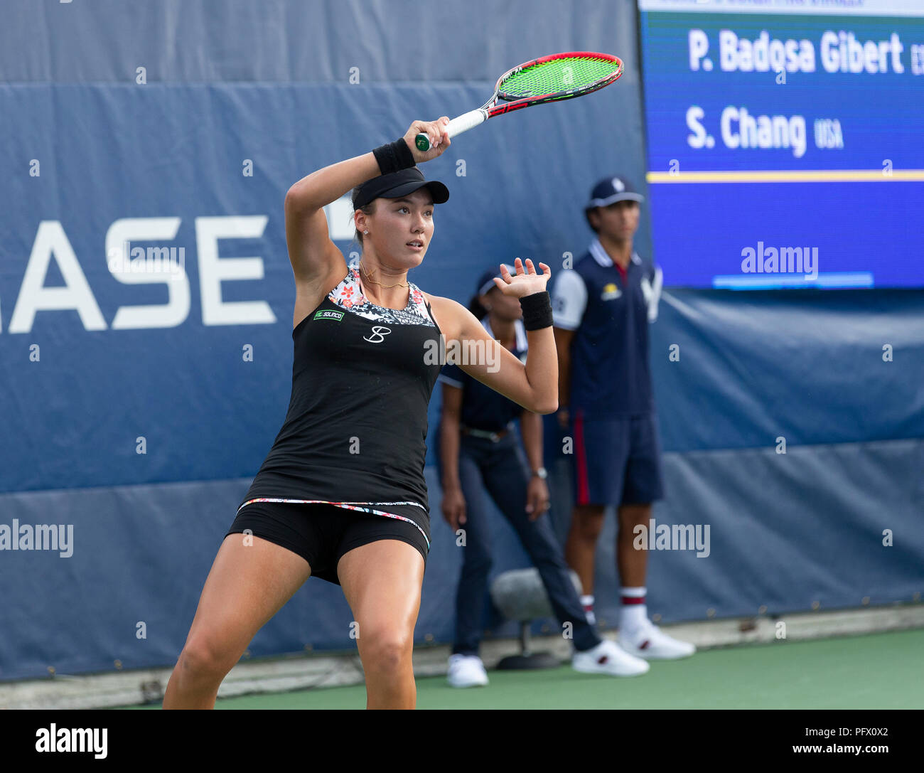 Paula Badosa Gibert Von Spanien Retruns Kugel Wahrend Qualifizierender Tag 1 Gegen Sophie Chang Von Usa Bei Us Open Tennis Meisterschaft An Usta Billie Jean King National Tennis Center Foto Von Lew