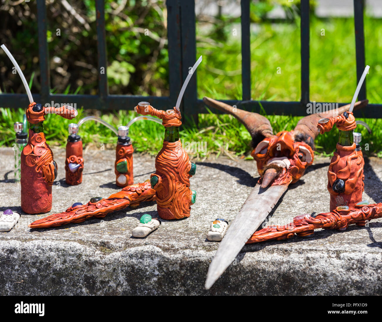 Lokale handgefertigte Souvenirs auf der Straße der Stadt, Puerto Montt, Chile. Mit selektiven Fokus Stockfoto