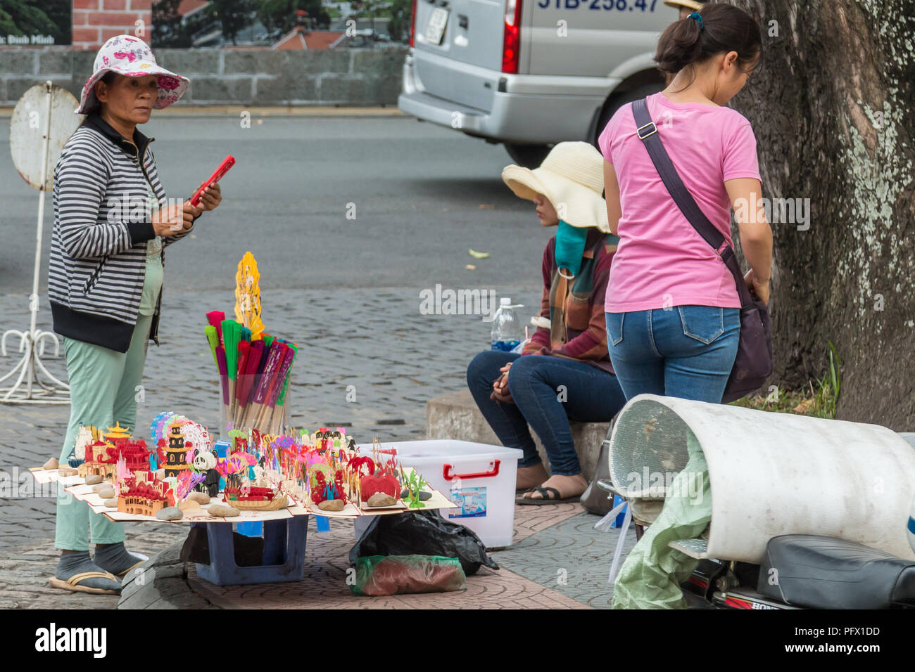 Straßenhändler verkaufen touristische Produkte außerhalb der Saigon Central Post Office, Ho Chi Minh City, Vietnam Stockfoto