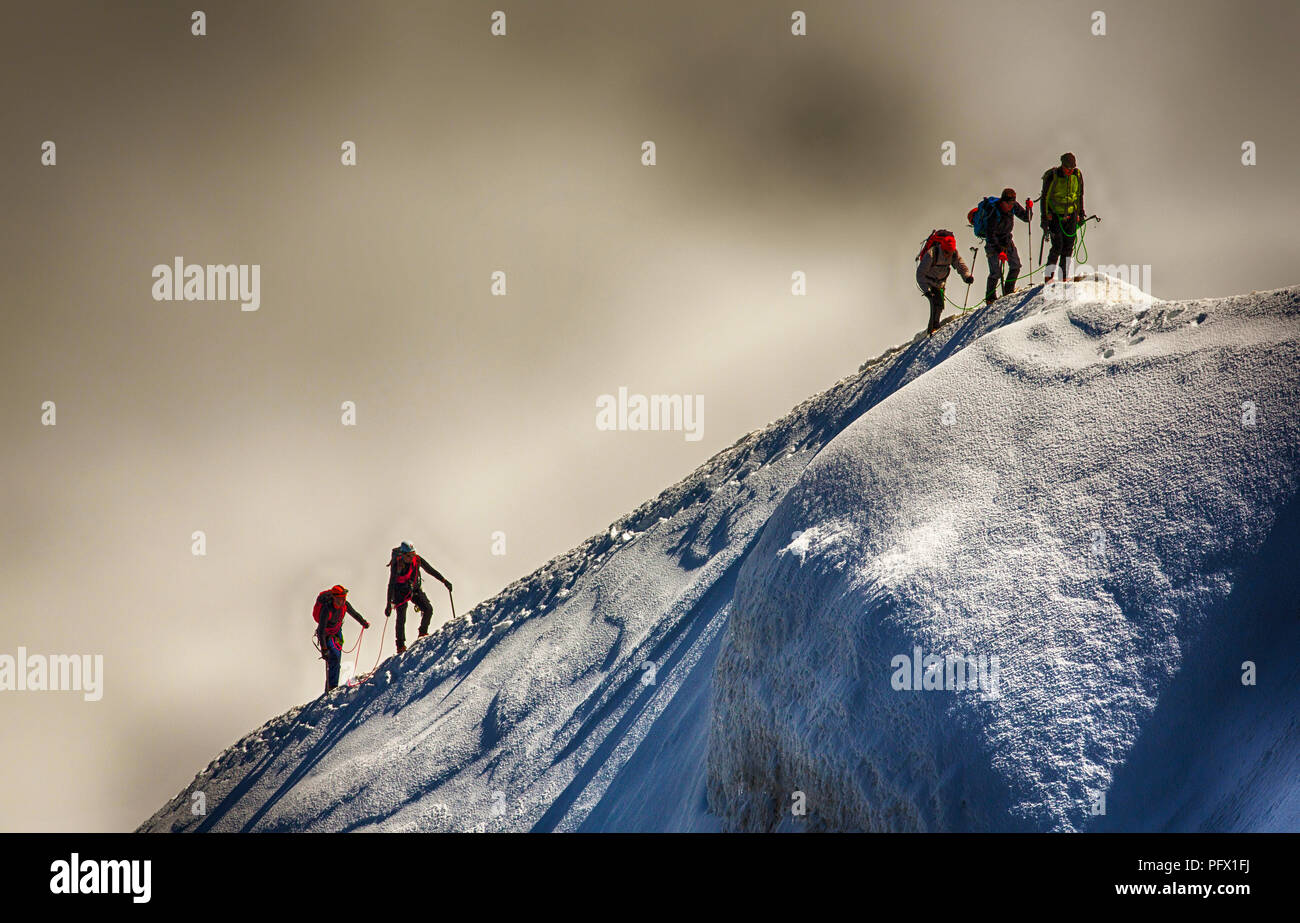 Bergsteiger auf der Arete im Vorfeld aus dem Vallée Blanche auf die Aiguille Du Midi über Chamonix, Frankreich. Stockfoto