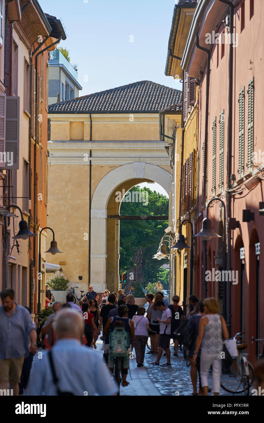Straßen von Ravenna, vielbeschäftigte Menschen, Italien Stockfoto