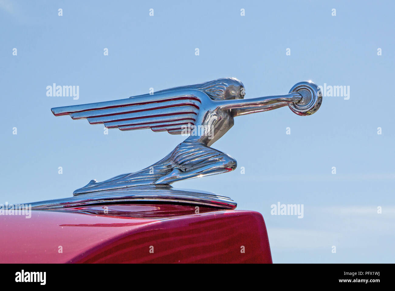 CONCORD, NC - April 5, 2018: Nahaufnahme von einem 1937 Packard Kühlerfigur auf Anzeige an der Pennzoil AutoFair Classic Car Show in Charlotte Motor Speedway. Stockfoto