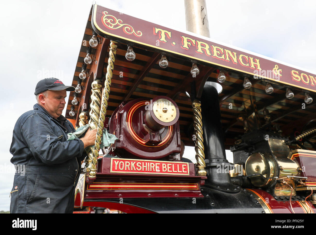 Tom French poliert die Burrell Showmans Road Locomotive „Yorkshire Belle“ in Vorbereitung auf die Great Dorset Steam Fair, auf der sich Hunderte von Dampftraktionsmaschinen und schwere mechanische Geräte aus allen Epochen zur jährlichen Show vom 23. Bis 27. August 2018 versammeln, um das 50-jährige Bestehen zu feiern. Stockfoto