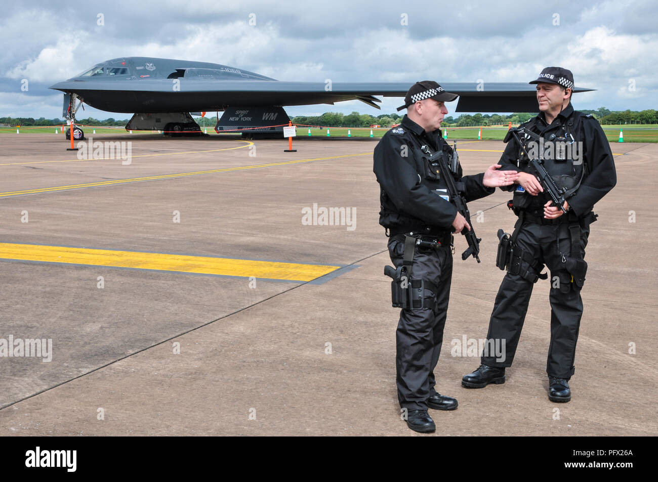 Bewaffnete Polizei wacht einen Northrop Grumman B-2 Spirit namens Spirit of New York auf der Royal International Air Tattoo, RIAT, Airshow RAF Fairford Stockfoto