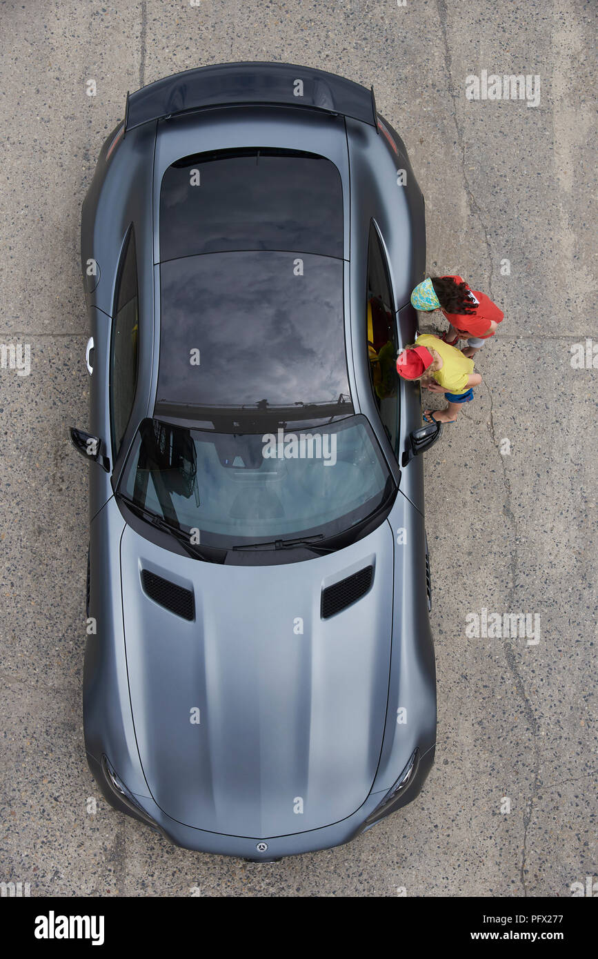 Mercedes GT-R, mit neugierigen Kinder Stockfoto