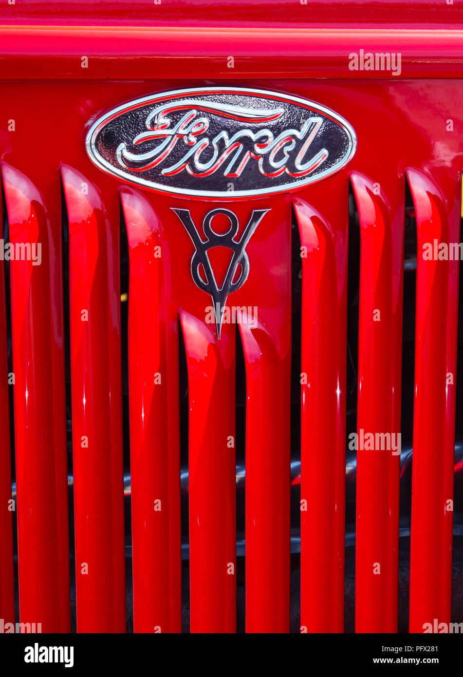 CONCORD, NC - April 5, 2018: Nahaufnahme von einem klassischen Ford Logo auf der Pennzoil AutoFair Classic Car Show in Charlotte Motor Speedway. Stockfoto