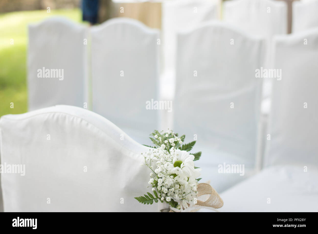 Im Sommer Garten zivile Hochzeit mit Blumen Blumensträuße für Verbindung Service eingerichtet. Stockfoto