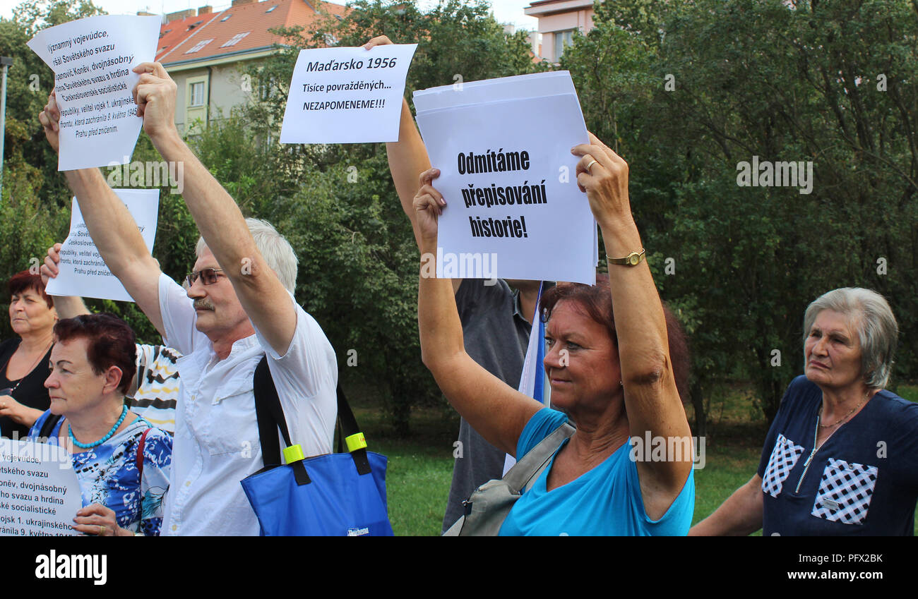 Marta Samalova (rechts), Mitglied der Kommunistischen Partei Böhmens und Mährens (KSCM), mit anderen mehrere Personen protestieren gegen historische Tatsachen erwähnt Stockfoto
