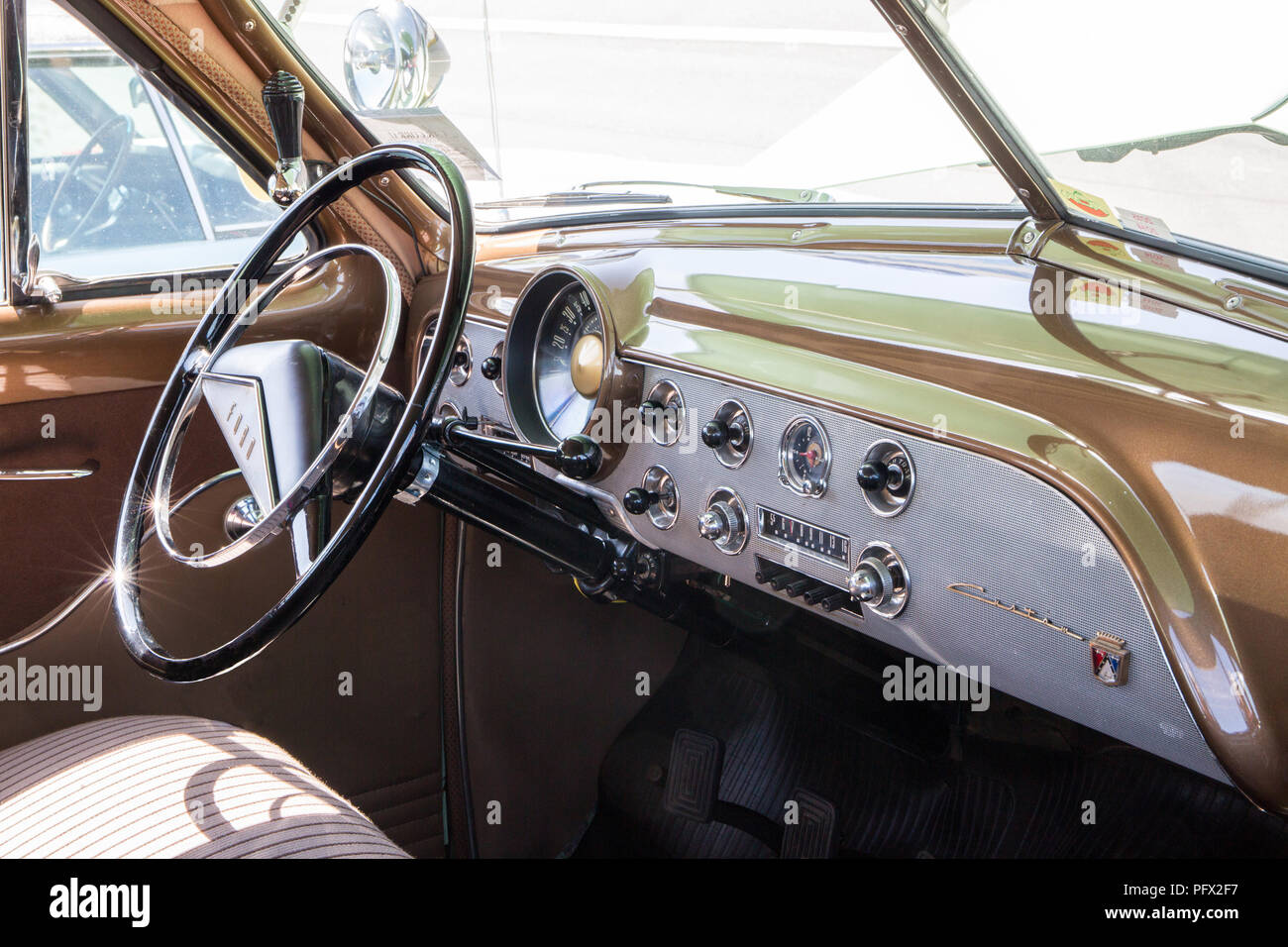 CONCORD, NC - April 5, 2018: das Innere des 1951 Ford Custom Automobil auf Anzeige an der Pennzoil AutoFair Classic Car Show in Charlotte Motor Speedwa Stockfoto