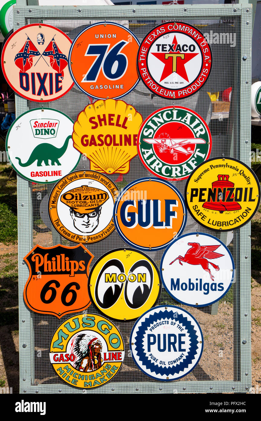 CONCORD, NC - April 5, 2018: Benzin Werbeschilder auf Anzeige an der Pennzoil AutoFair Classic Car Show in Charlotte Motor Speedway. Stockfoto