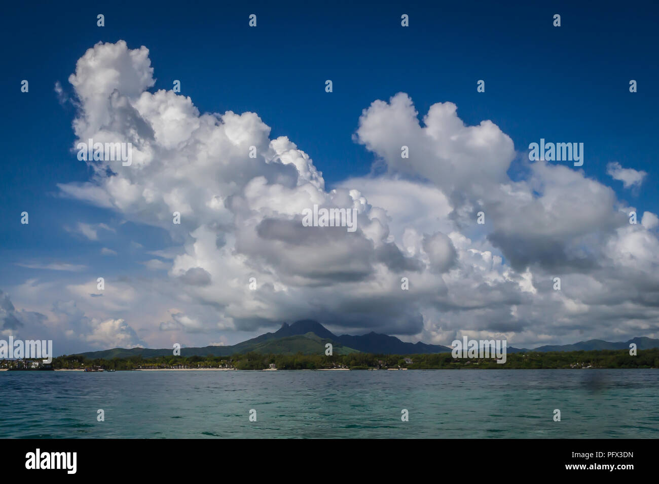 Wolken über die Berge auf Mauritius Stockfoto
