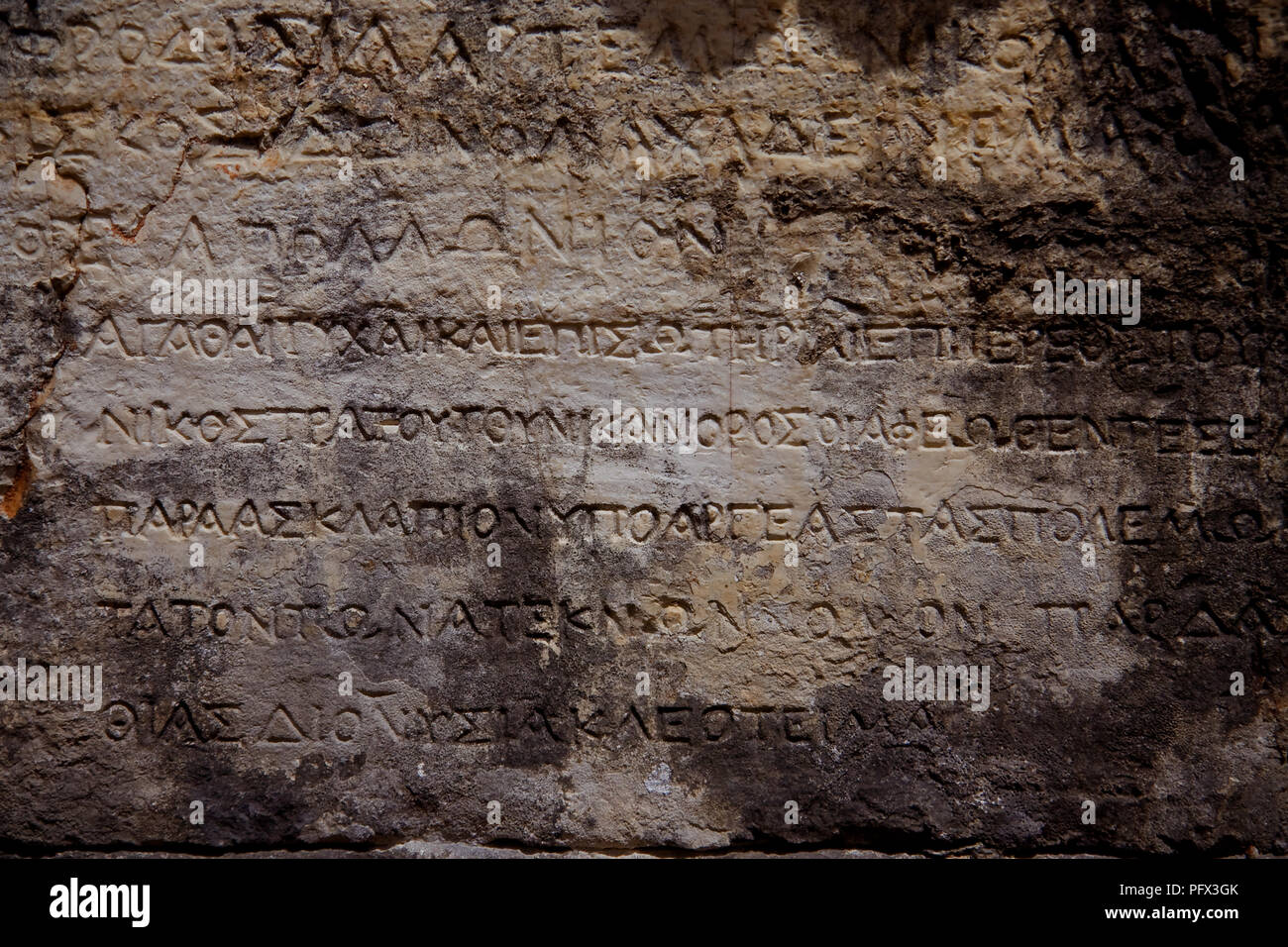 Alte Stein in der Mauer der griechischen Amphitheater in Butrint, Albanien, mit geschnitzten Namen der Sklaven, die es gebaut Stockfoto