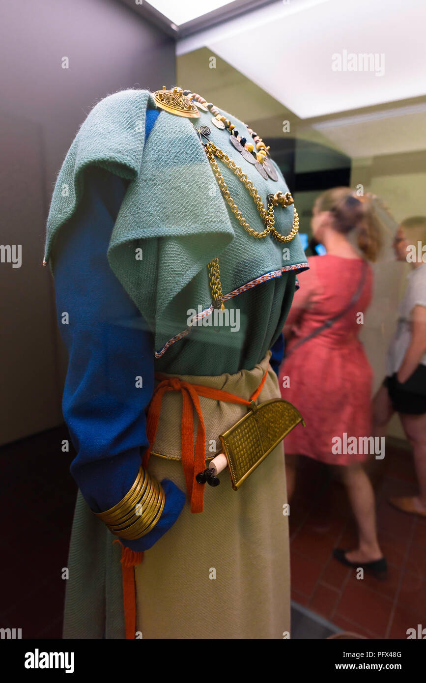 Nationales Museum für Finnland, Blick auf typisch weibliche Eisenzeit Kleidung auf Anzeige innerhalb des Kansallismuseo in Helsinki, Finnland. Stockfoto