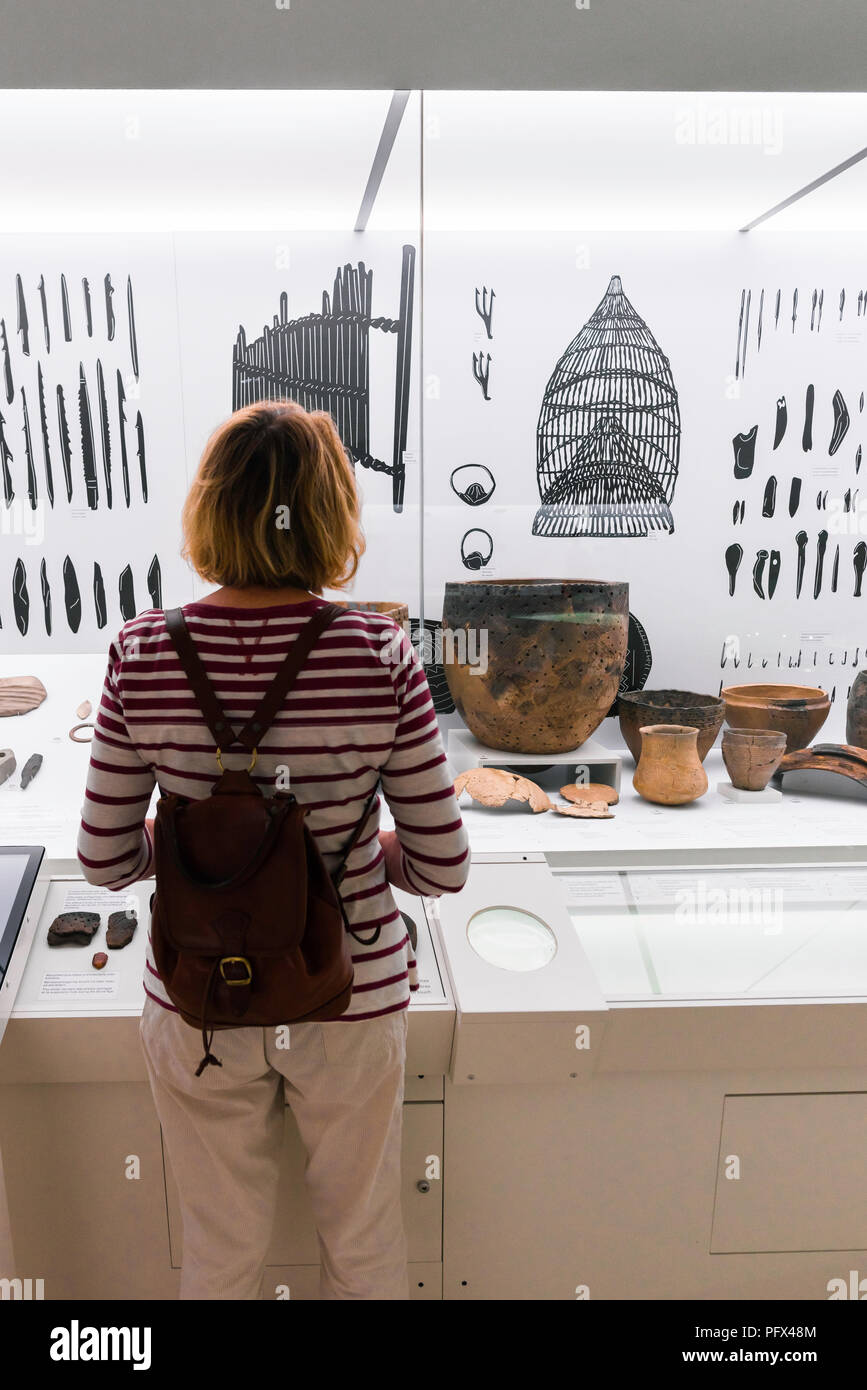 Nationales Museum für Finnland, Ansicht der Rückseite eine Frau mittleren Alters anzeigen Eisenzeit Töpferei in einer Vitrine in der Kansallismuseo in Helsinki. Stockfoto