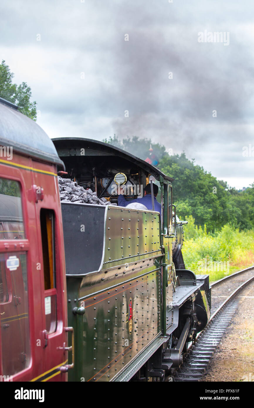 Action-Aufnahme der Zugcrew in der Kabine an Kontrollen der alten britischen Dampflokomotive auf Severn Valley Railway Heritage Line; an Bord vorbeifahrenden Zug genommen. Stockfoto