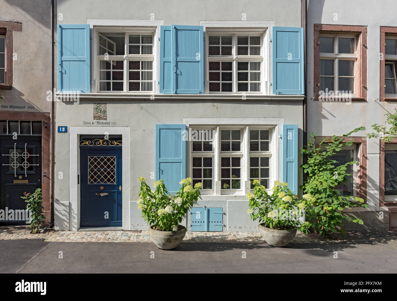 Blaue und Weiße Haus in der Basler Altstadt, Schweiz Stockfoto