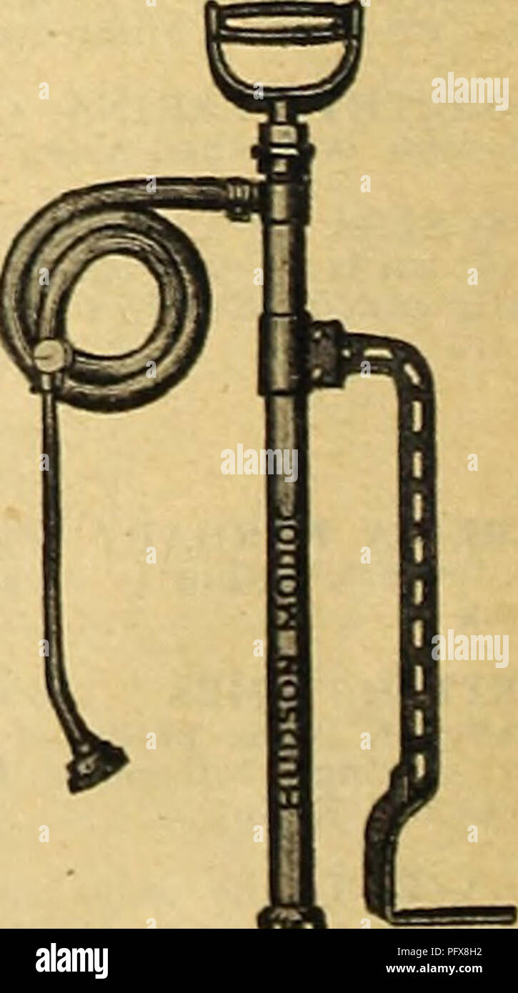 . Currie's Garten jährliche: 63 im Frühjahr 1938. Blumen Samen Kataloge, Leuchtmittel (Pflanzen) Samen Samen Kataloge Kataloge; Gemüse; Baumschulen (Gartenbau) Kataloge; Pflanzen, Zierpflanzen Kataloge; Gartengeräte und Zubehör Kataloge. Tragbare SPRITZE einen hohen Druck, tragbare Spritze für den Gärtner, Geflügel Raiser, orchardist usw. Hält 15 Gallonen. Mit der HUD-Sohn 4 SA Fasspumpe mit Strom versorgt. Tank ist schwer Stahl verzinkt, verstärkt, Oben und Unten mit schweren Kanal Bänder. Whirlpool - Ular Stahlrahmen und die 18-Zoll Rad. Ausgestattet mit 6 Meter Schlauch, 4 Fuß Eisen Verlängerung, leakless Abschaltung Stockfoto