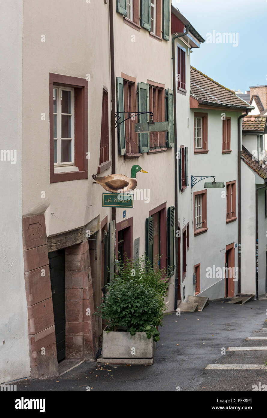 Gasse in der Altstadt von Basel, Schweiz Stockfoto