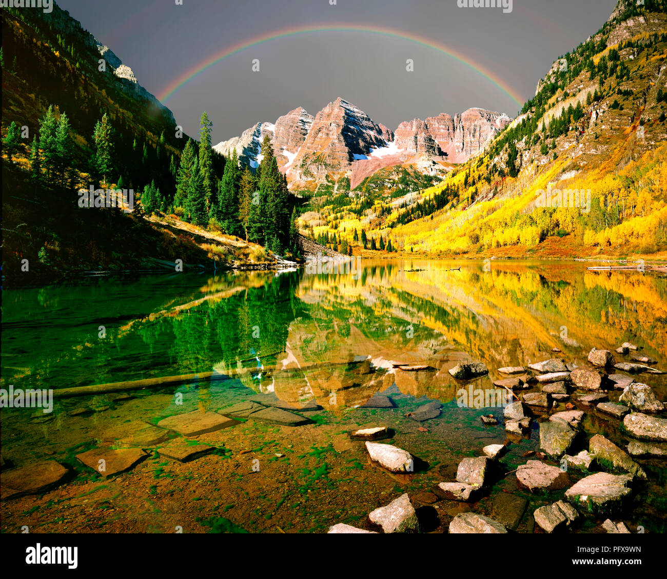 USA - COLORADO: Maroon Lake und Maroon Bells in den Rocky Mountains Stockfoto