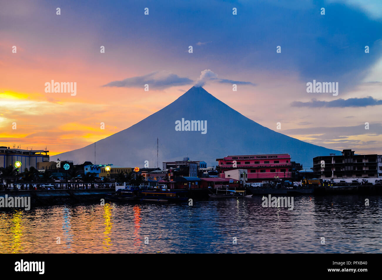 Mt. Mayon in der Dämmerung - Ansicht von Legaspi City, Albay, Philippinen Stockfoto