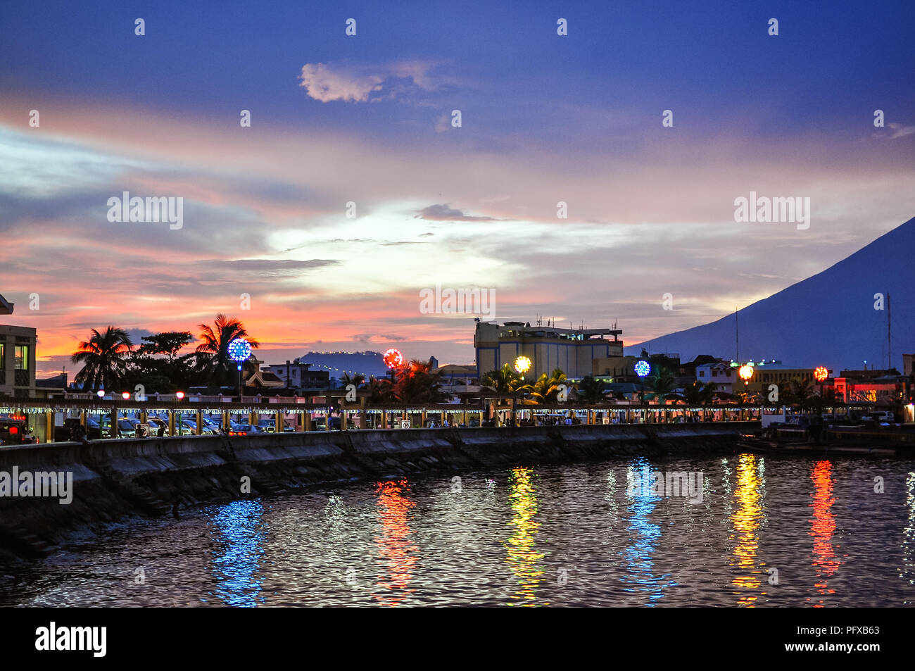 Legaspi City Waterfront in der Dämmerung - Albay, Philippinen Stockfoto