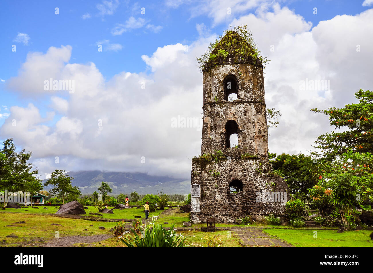 Nur der Glockenturm bleibt der Cagsawa Kirche - von den 1814 Ausbruch des Mayon Vulkan in der Gemeinde Daraga, Albay, den Philippinen begraben. Stockfoto