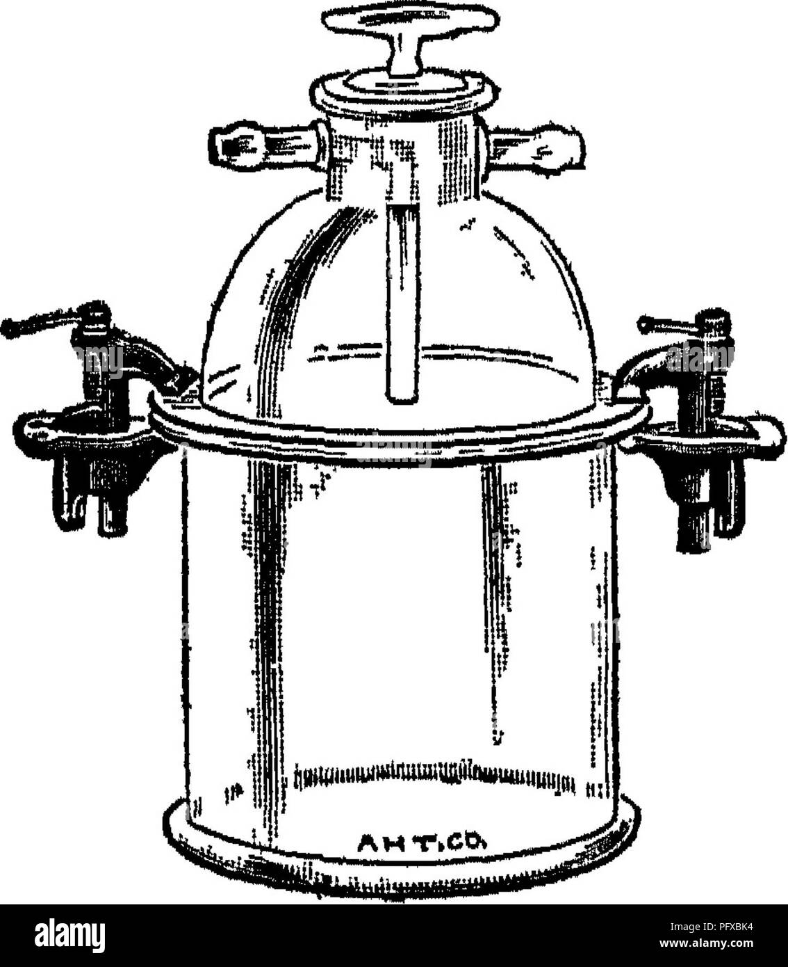 . Bakteriologie und Mykologie von Lebensmitteln. Essen. Abb. 22.- Rechtschreibfehler Nowy Gläser. unbestimmte Zeit und sind luftdicht. Wenn Sie geimpft werden Sie in einem Wasserbad bei 55 °C geschmolzen werden kann die Probe Intro werden - mittels einer sterilen Pipette produziert. Die Vaseline kann dann über eine Flamme den massiven Stopfen zu reformieren beheizt werden. Das Rohr kann dann in den Inkubator gelegt werden. Um einen Teil der Kultur zu entfernen, einer sterilen Pipette versiegelte (Kapillare) ist durch den Stopfen Schub. Dies kann gebrochen werden, indem das Ende gegen die Unterseite des Rohrs nach, die einen Teil der Kultur entfernt werden kann. B Stockfoto