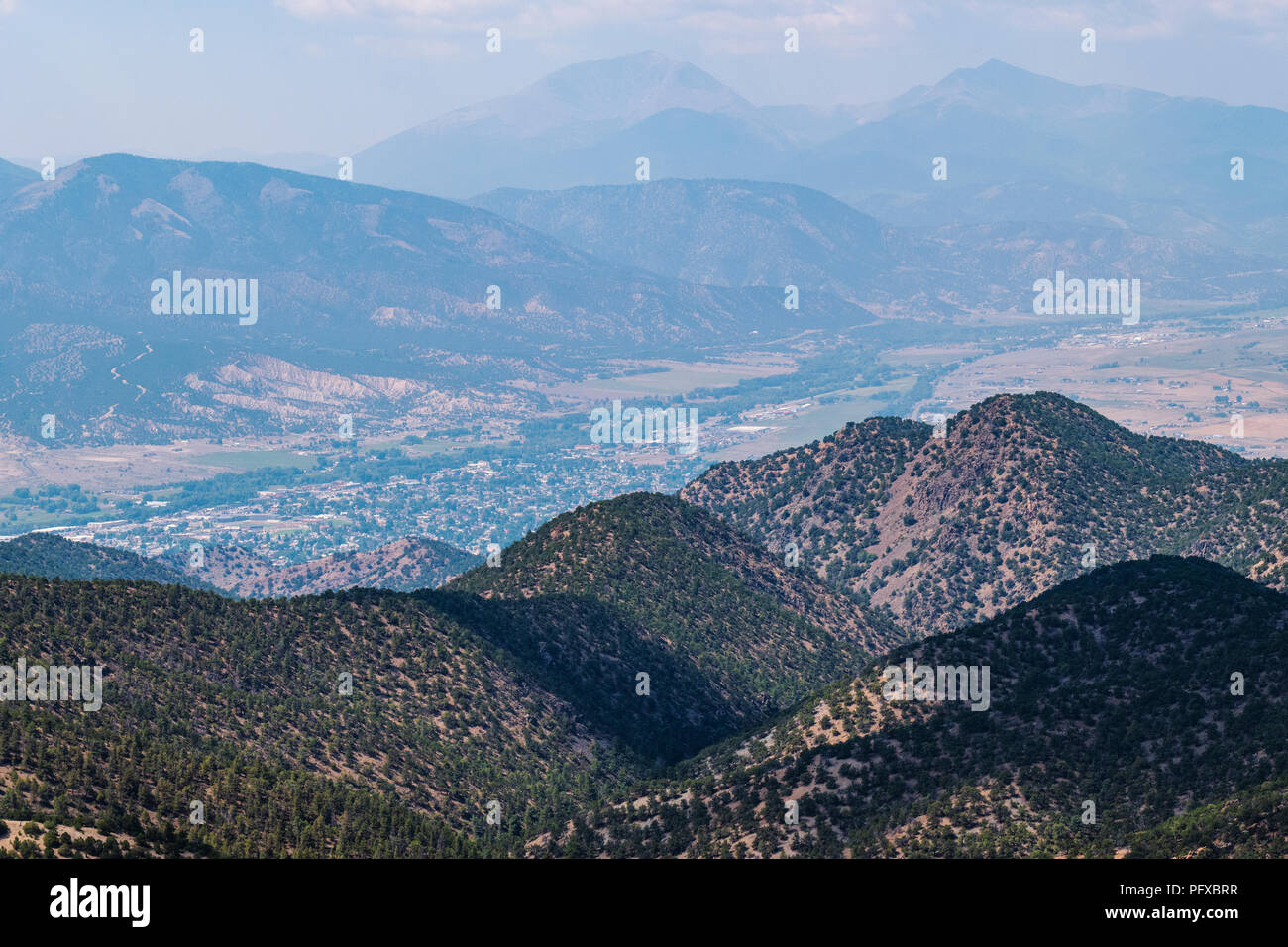 Wald Feuer Rauch; hoher Aussichtspunkt Blick von Salida; Arkansas River Valley & Rocky Mountains über aus dem Krater; USA Stockfoto
