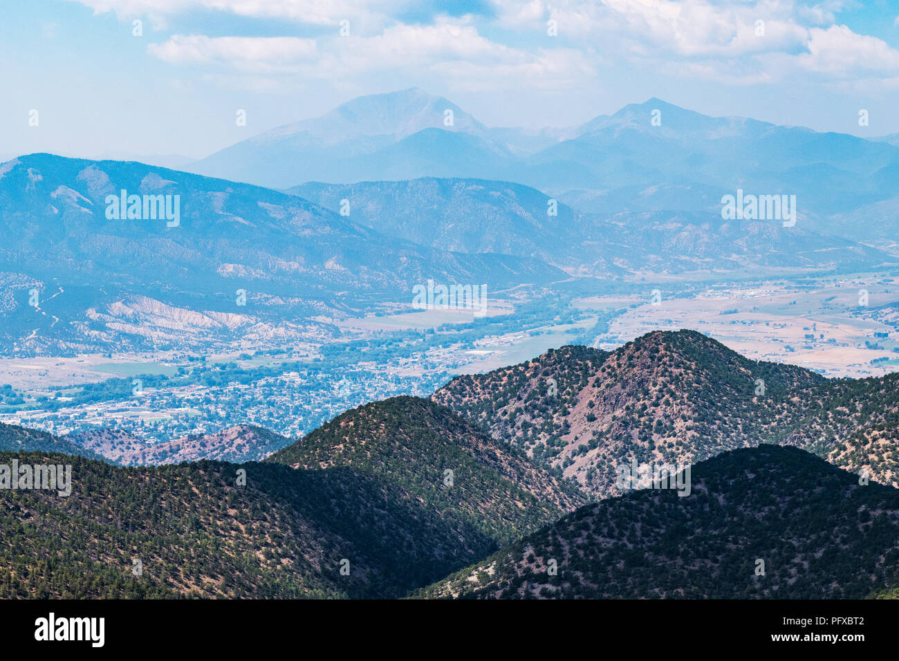 Wald Feuer Rauch; hoher Aussichtspunkt Blick von Salida; Arkansas River Valley & Rocky Mountains über aus dem Krater; USA Stockfoto
