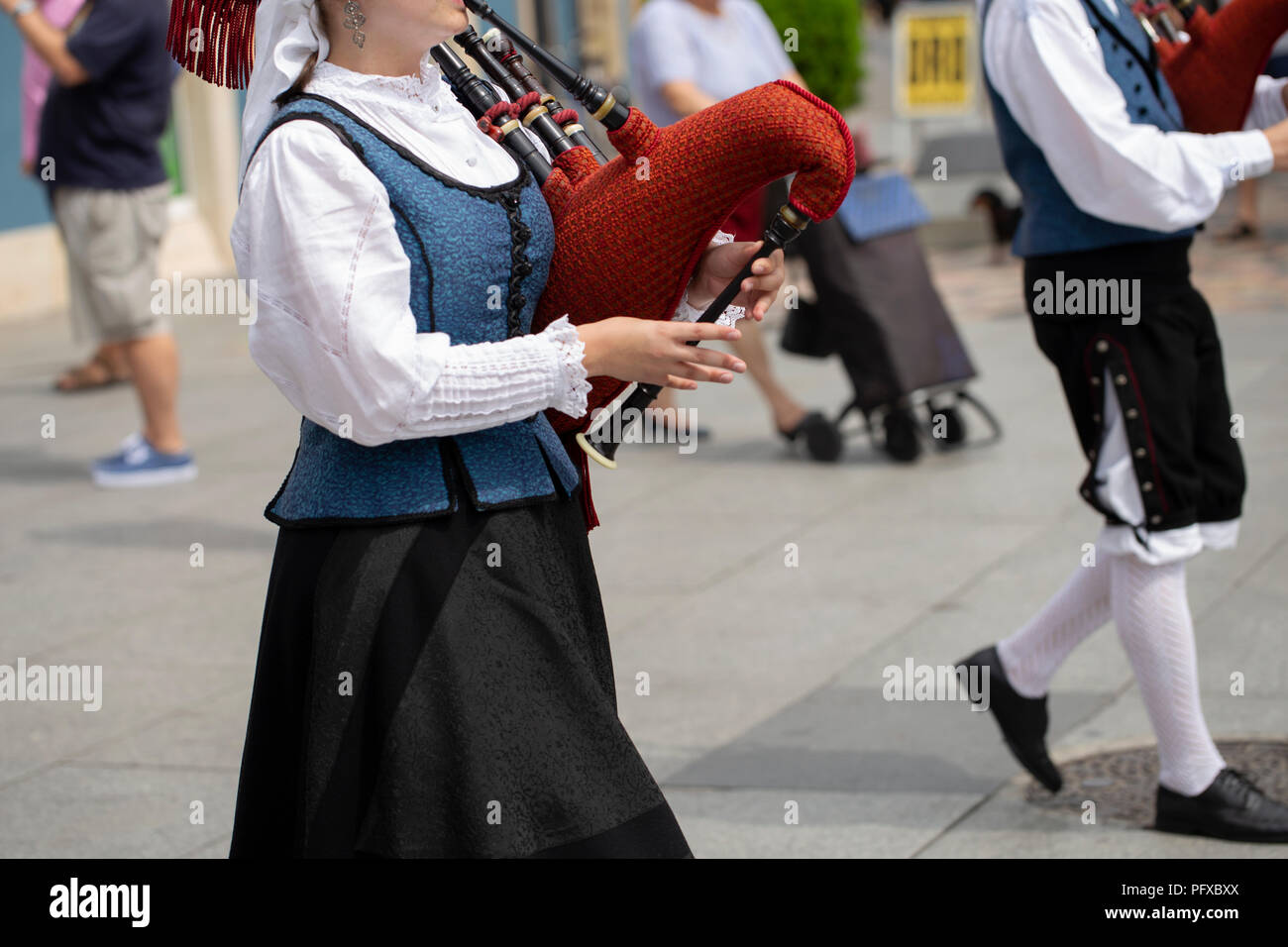 Frau spielt Dudelsack, traditionellen spanischen Tanz Gruppe Stockfoto