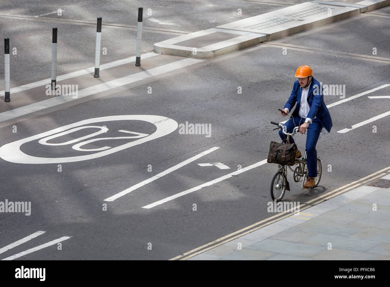 Ein Radfahrer Kontrollen Nachrichten oder Karte auf London Wall, der Standort des ursprünglichen römischen Mauern Grenze ihres Londinium Abrechnung - jetzt als die Stadt London, der Bezirk der Hauptstadt, am 21. August 2018 bekannt, in London, England. Stockfoto