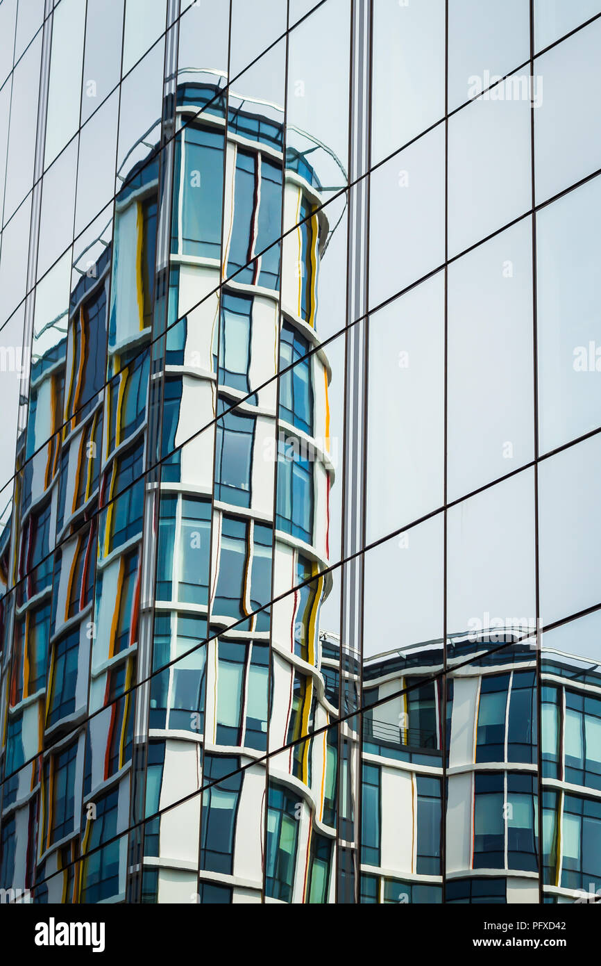 Ein modernes Gebäude reflektiert in einem Glas Wand eines Office Center Stockfoto