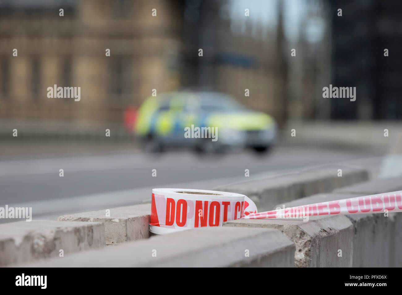 Polizei Bandblöcke Westminster Bridge und Westminster Erfahrungen die Lockdown mit umfangreichen Absperrungen und die Schließung von vielen Straßen nach dem, was die Polizei anrufen einer terroristischen Vorfall, bei dem ein Auto war in Sicherheit Sperren außerhalb des Parlaments in London stürzte, am 14. August 2018 in London, England. Stockfoto