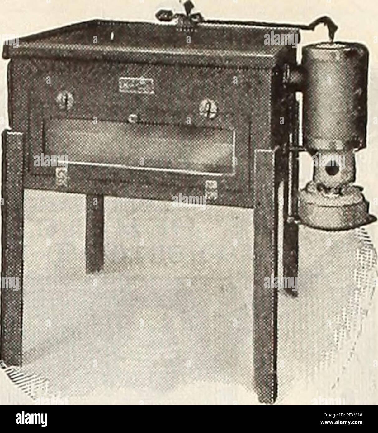 . Currie's Farm und Garten jährliche: Frühjahr 1914. Blumen Samen Kataloge, Leuchtmittel (Pflanzen) Samen Samen Kataloge Kataloge; Gemüse; Baumschulen (Gartenbau) Kataloge; Pflanzen, Zierpflanzen Kataloge; Gartengeräte und Zubehör Kataloge. Die Essex-Model Standard Incubatoi - Preise und Sixes - Nr. 0 Standardinkubator hält 100 Eier, Preis $ 1 S. 00 Nr. 1 Standardinkubator hält 175 Eier, Preis 23,00 Nr. 2 Standardinkubator hält 275 Eier, Preis 32,00 Nr. 3 Standardinkubator hält 410 Eier, Preis 37,00 ESSEX - Modell STANDARD INKUBATOREN. 1914 Modell. Die berühmte Essex-Model Incuba "Standard" Stockfoto