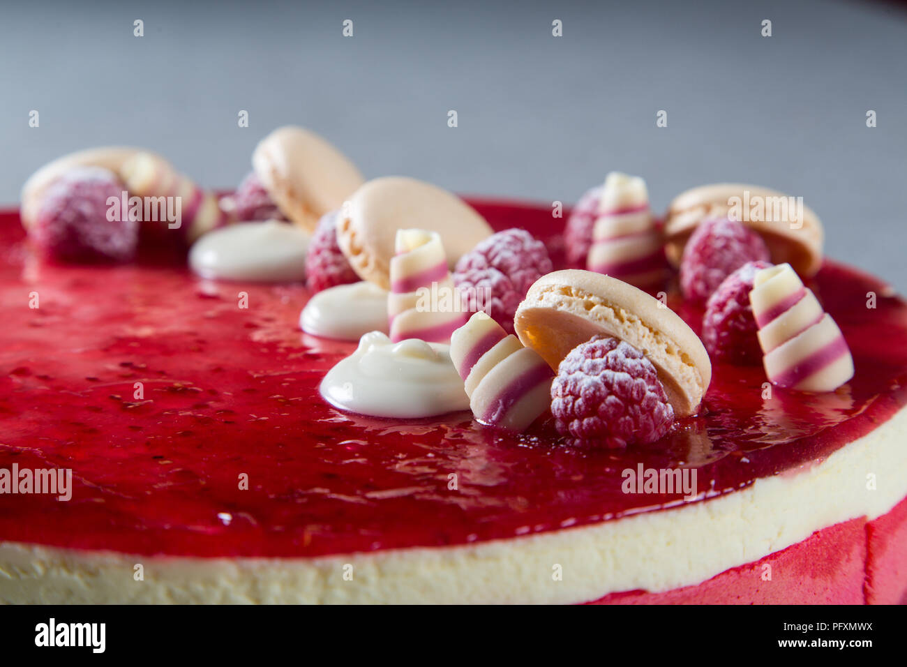 Dekoration mit Himbeeren, Schokolade und Kekse auf der Torte Stockfoto