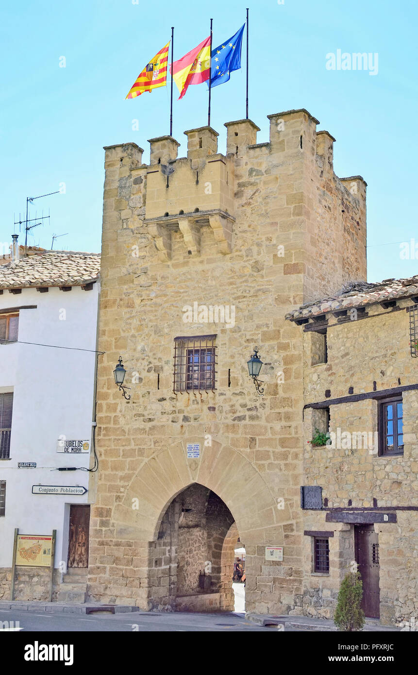 Stadttor von San Antonio, im 14. Jahrhundert erbaut. Mittelalterlichen gotischen Turm. Rubielos de Mora. Eine der schönsten spanischen Touristenstadt, in Teruel Stockfoto