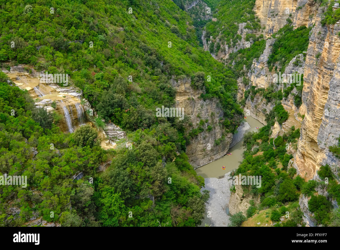Wasserfall, Schlauchboote auf dem Fluss Osum Osum, Canyon, Skrapar, Berat, Albanien Qark Stockfoto