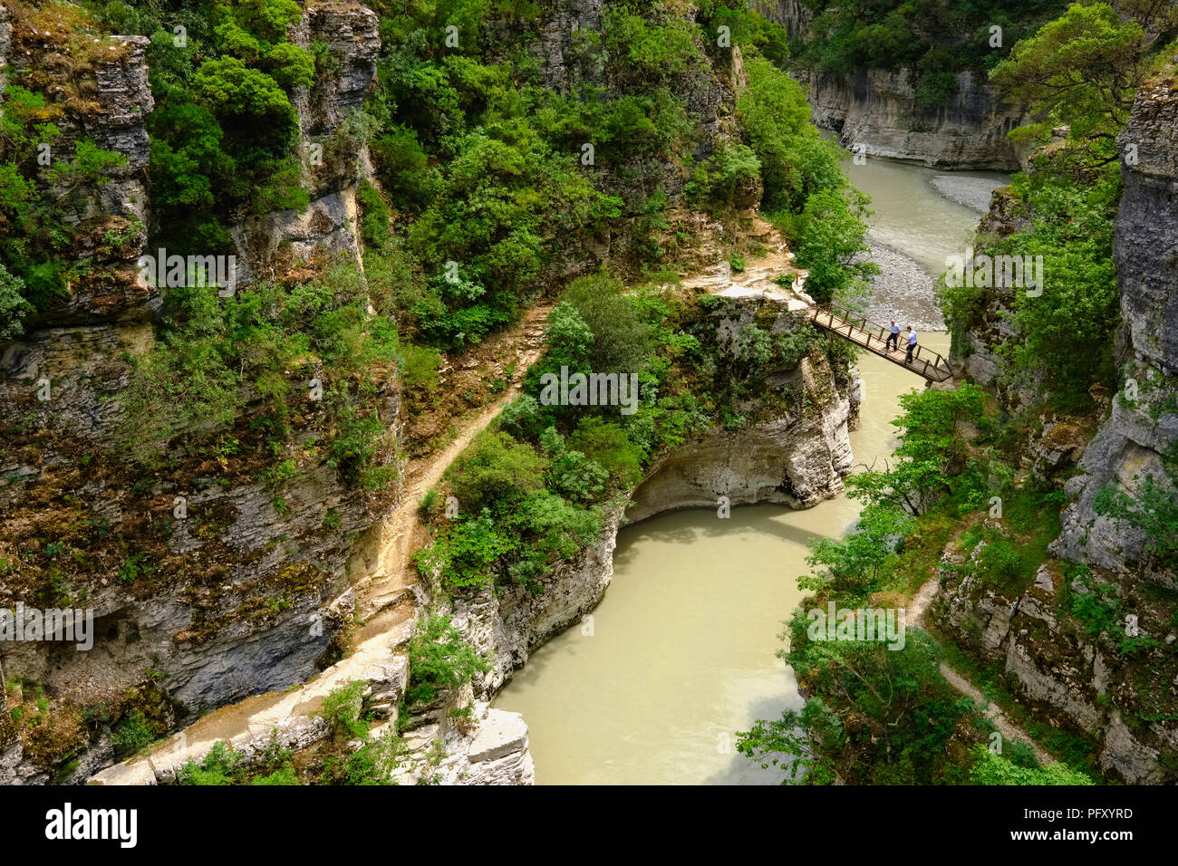 Fußgängerbrücke über den Fluss Osum, Ura e Derwisch Muhametit Hasanaj, Osum Canyon, Lapanj, Berat, Albanien Qark Stockfoto