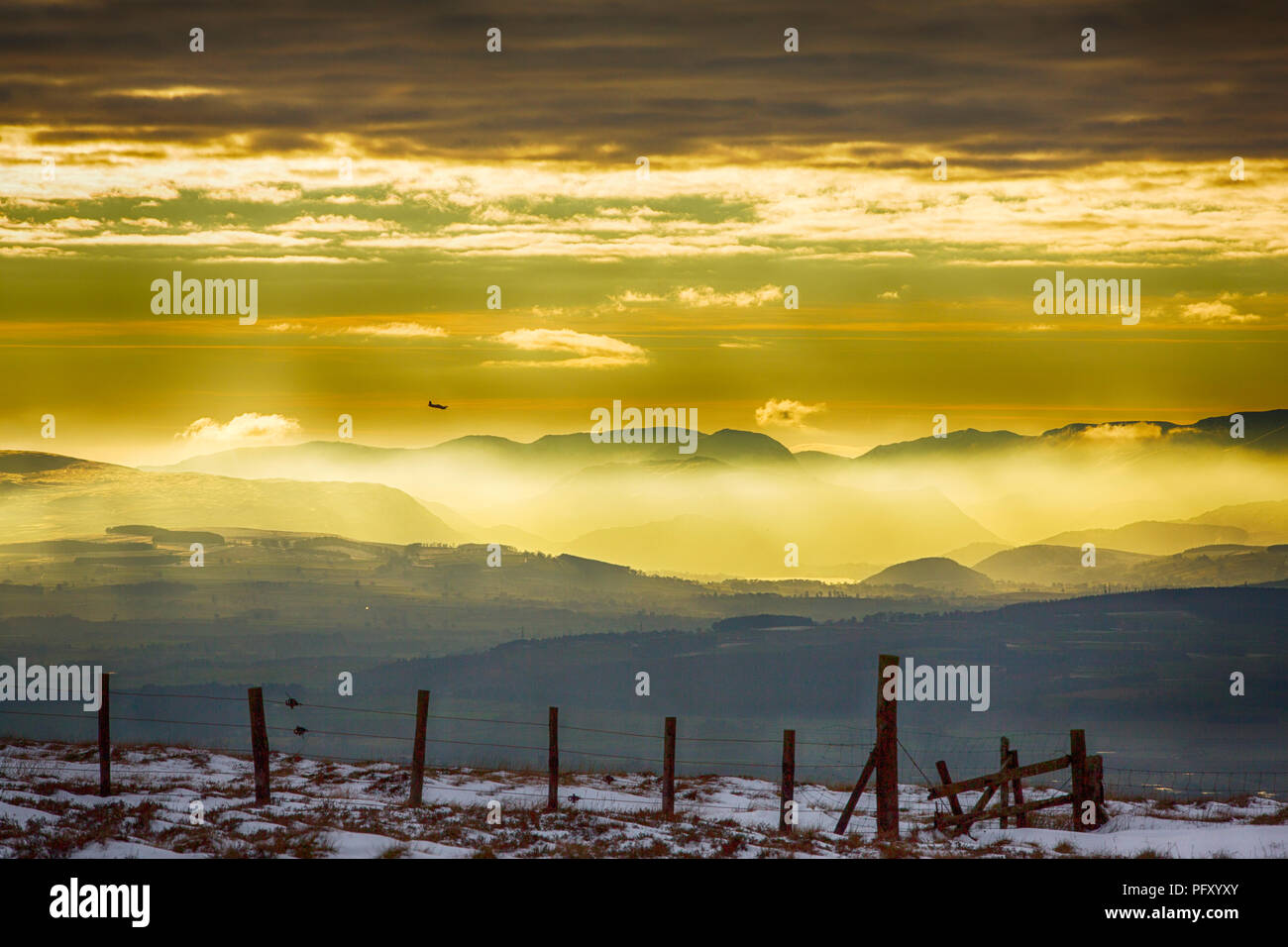 Blick auf die Seenplatte Hügel von Hartside in den North Pennines bei Sonnenuntergang, mit einem RAF Trainer Flugzeug überfliegen. Stockfoto