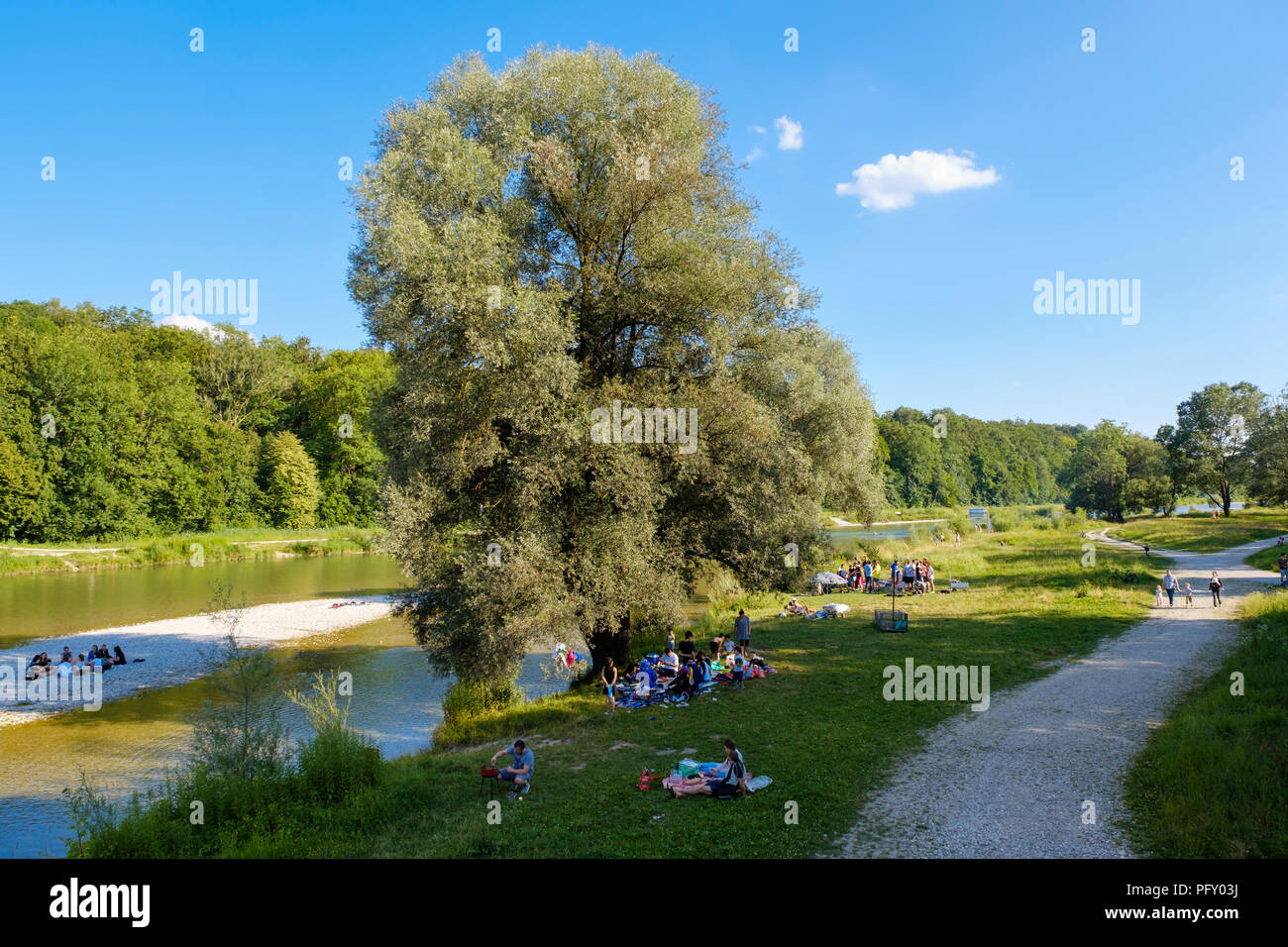 Picknick am Flussufer, Isar, am Marienklausensteg, Thalkirchen, München, Oberbayern, Bayern, Deutschland Stockfoto