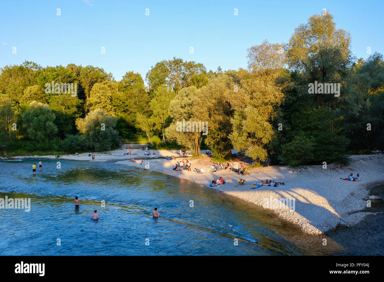 Die badegäste in der Isar am Flaucher, Thalkirchen, München, Oberbayern, Bayern, Deutschland Stockfoto