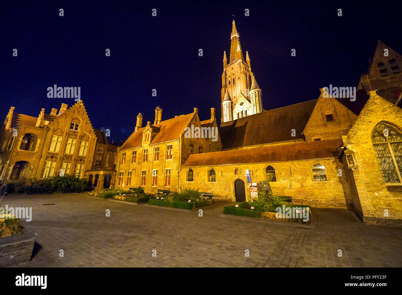 Die historischen Gebäude der ehemaligen Krankenhaus Saint John's Hospital (Site Oud Sint-Jan) bei Nacht - Brügge, Belgien. Stockfoto