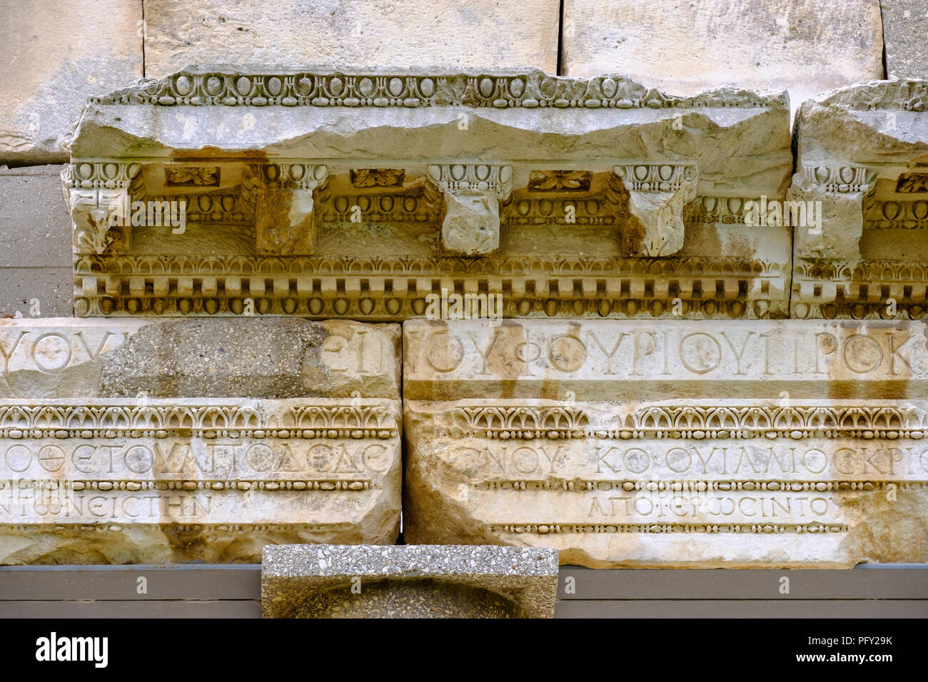 Inschriften im Portal des Buleuterion, antike Stadt Apollonia, Qarra Fier, Albanien Stockfoto