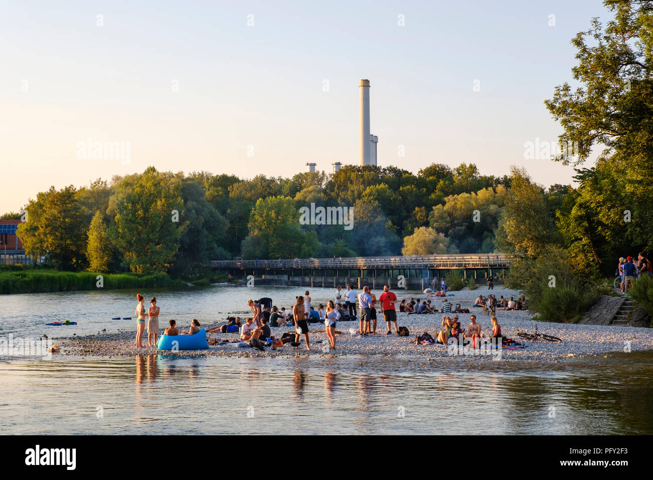 Junge Menschen auf Schotter Bank am Ufer der Isar am Flaucher, Flauchersteg, Thalkirchen, München, Oberbayern, Bayern Stockfoto