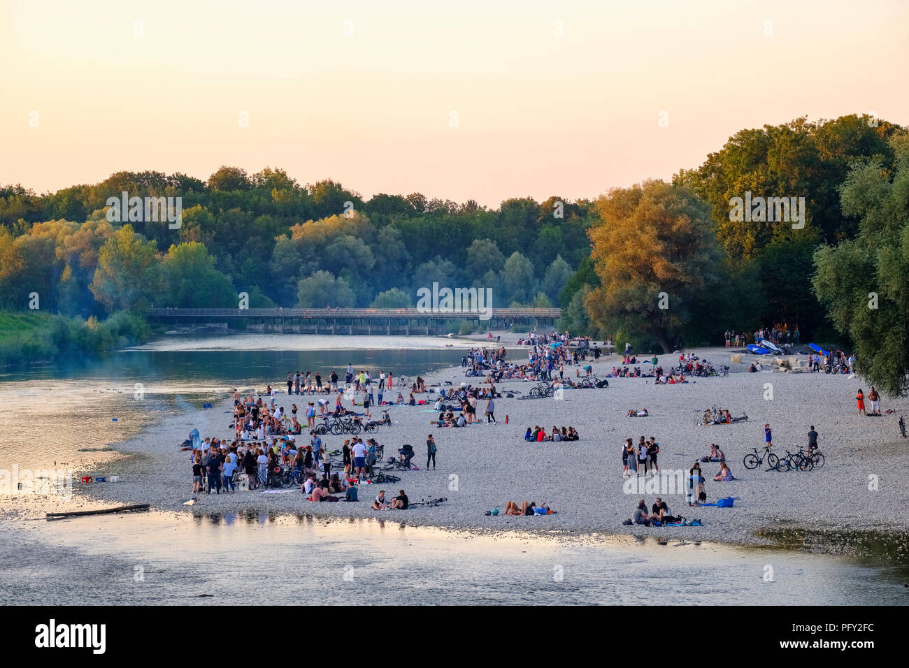 Junge Menschen auf Schotter Bank am Flussufer der Isar am Flaucher, Flauchersteg, Sendling, München, Oberbayern, Bayern, Deutschland Stockfoto