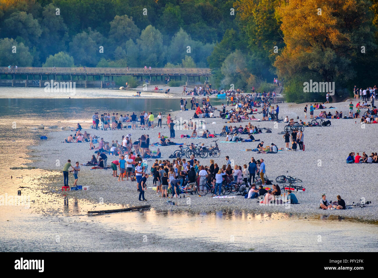 Junge Menschen auf Schotter Bank am Flussufer der Isar am Flaucher, Flauchersteg, Sendling, München, Oberbayern, Bayern, Deutschland Stockfoto