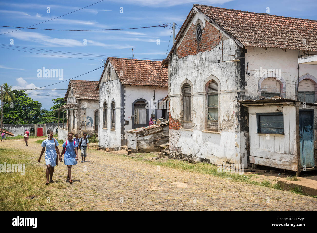 Die Schülerinnen vor der kolonialen Gebäuden heute immer noch in Gebrauch, Roça Agua Ize, São Tomé Island Stockfoto