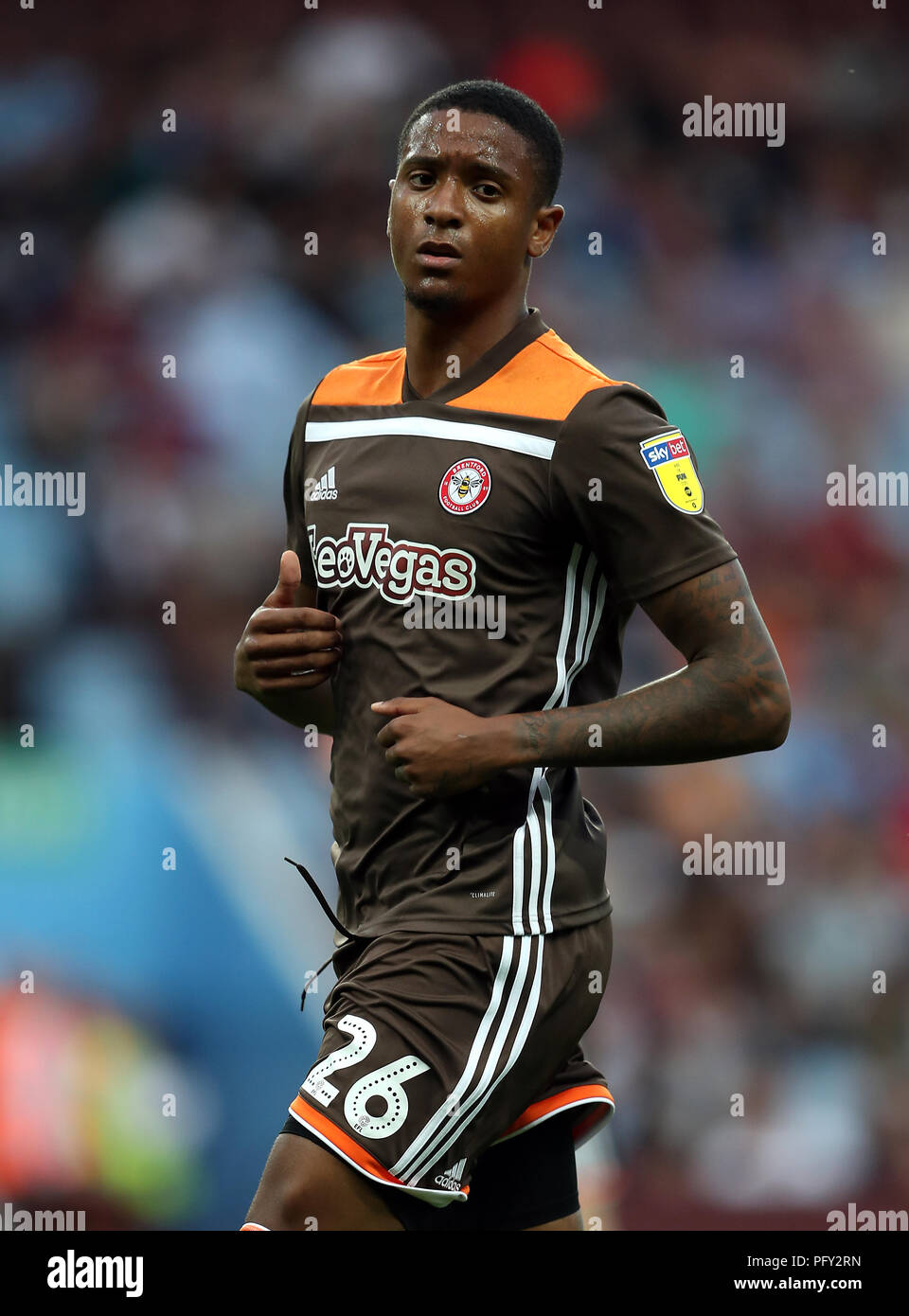 Brentfords Ezri Konsa beim Sky Bet Championship-Spiel in Villa Park, Birmingham. DRÜCKEN SIE VERBANDSFOTO. Bilddatum: Mittwoch, 22. August 2018. Siehe PA Story SOCCER Villa. Bildnachweis sollte lauten: David Davies/PA Wire. EINSCHRÄNKUNGEN: Keine Verwendung mit nicht autorisierten Audio-, Video-, Daten-, Fixture-Listen, Club-/Liga-Logos oder „Live“-Diensten. Online-in-Match-Nutzung auf 120 Bilder beschränkt, keine Videoemulation. Keine Verwendung in Wetten, Spielen oder Veröffentlichungen für einzelne Vereine/Vereine/Vereine/Spieler. Stockfoto