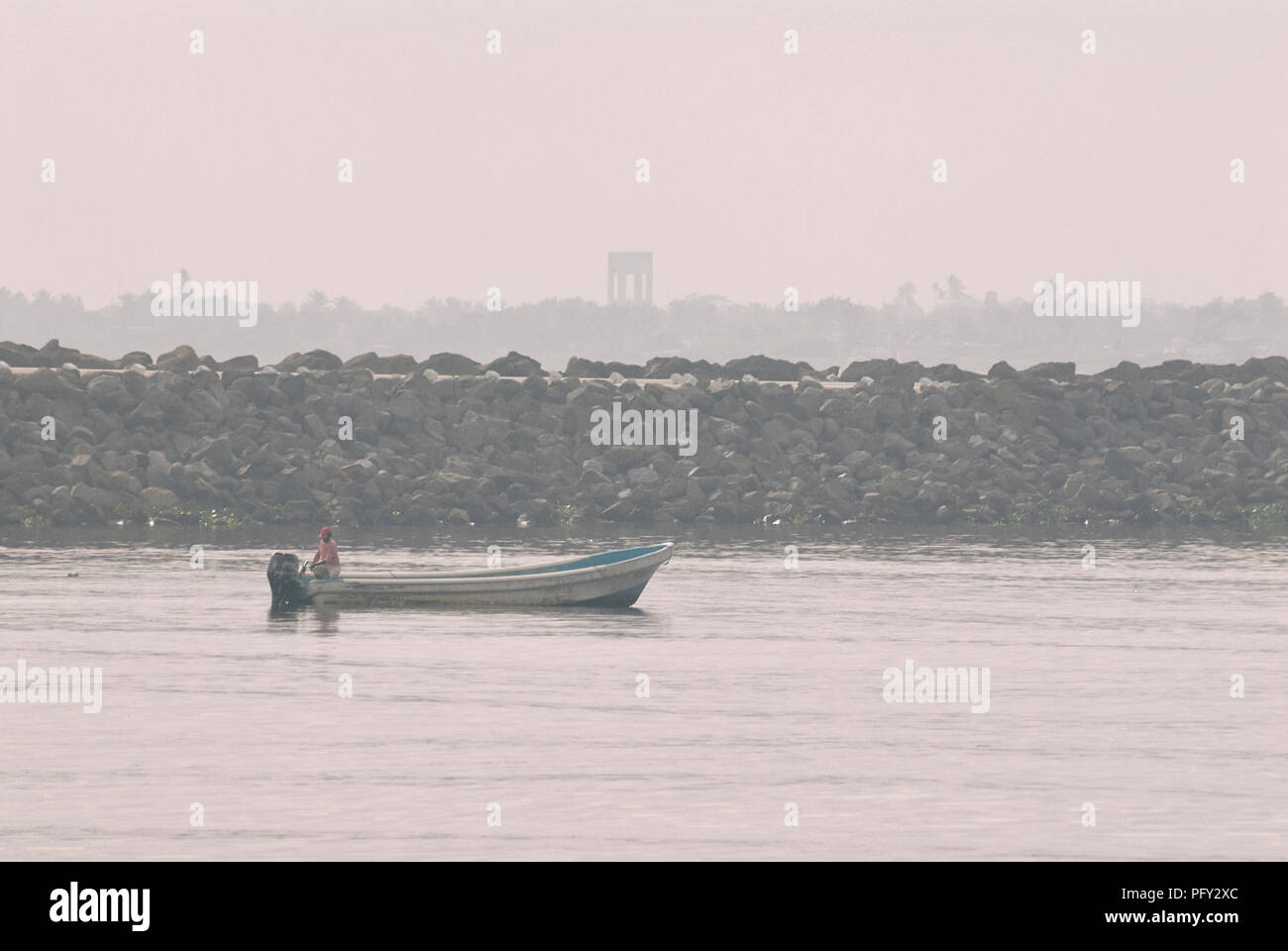 COATZACOALCOS, VER/MEXIKO - 18 Aug, 2018: ein Fischer Fische auf einem Motorboot an der Mündung während einer diesigen Tag Stockfoto